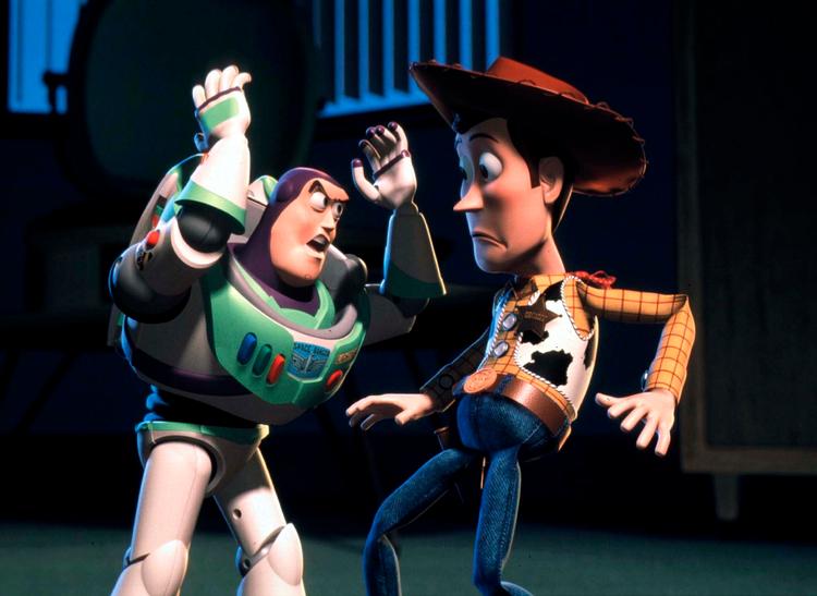 I Pixar-animationsfilmen ’Toy Story’ fra 1995 møder cowboydukken Woody sin overmand i skikkelse af actionfiguren Buzz Lightyear, men han møder også sit eget materielle mindreværdskompleks. Foto: Ho/Ritzau Scanpix