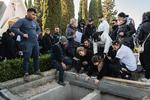 Sørgende slægtninge samledes ved tvillingerne Sara og Aurora Espositos gravsted i Marigliano uden for Napoli 2. december, efter de to var omkommet i en eksplosionsulykke i en uautoriseret fyrværkerifabrik.  Foto: Gianni Cipriano/Ritzau Scanpix