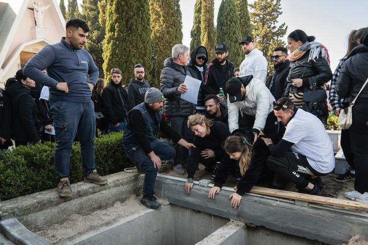 Sørgende slægtninge samledes ved tvillingerne Sara og Aurora Espositos gravsted i Marigliano uden for Napoli 2. december, efter de to var omkommet i en eksplosionsulykke i en uautoriseret fyrværkerifabrik.  Foto: Gianni Cipriano/Ritzau Scanpix