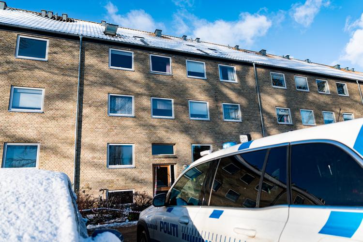 Vestegnens politi er til stede på Arnold Nielsens Boulevard i Hvidovre, hvor en yngre mand ifølge politiet blev offer for et drab kort før midnat natten til fredag. Foto: Steven Knap/Ritzau Scanpix