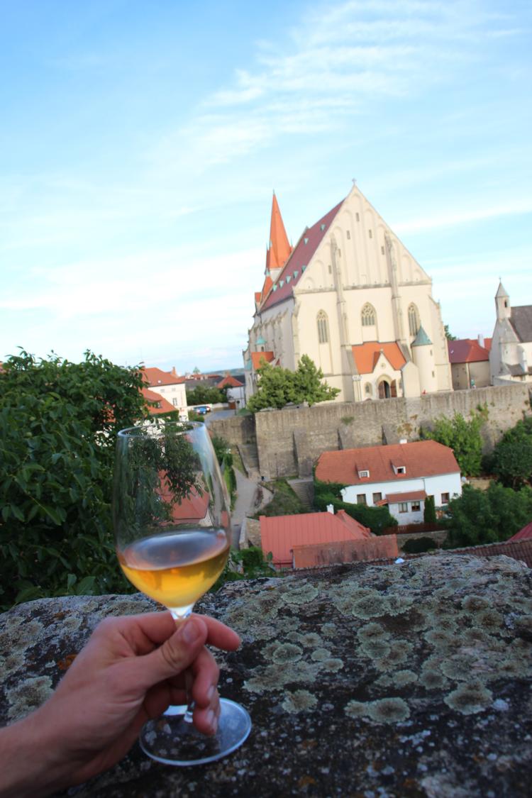 På Enotekas terrasse kan du nyde de lokale vine med udsigt til byens charme. 