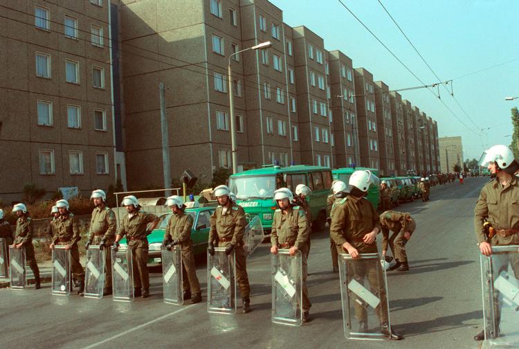 Efter en uges nynazistisk opstand og forsøg på at tvinge udlændinge ud af byen i september 1991 kom et massivt politiopbud til Hoyerswerda. Også ledende nynazister fra Vesttyskland kom til byen for at organisere ligesindede. Byen blev berygtet over hele det genforenede land som det første sted med højreradikal vold mod udlændinge i stor stil. Foto: Zentralbild/Ritzau Scanpix