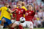 I 2022 slog det danske kvindelandshold Brasilien – her Stine Ballisager og Signe Bruun, der kæmper for at få bolden i mål – 2-1 i Parken i København. Til sommer gælder det EM i Schweiz.   Arkivfoto:  Finn Frandsen