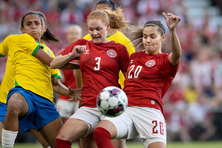 I 2022 slog det danske kvindelandshold Brasilien – her Stine Ballisager og Signe Bruun, der kæmper for at få bolden i mål – 2-1 i Parken i København. Til sommer gælder det EM i Schweiz.   Arkivfoto:  Finn Frandsen