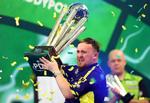 17-årige Luke Littler kunne 3. januar løfte VM-trofæet i dart som den yngste nogensinde, efter han slog den tredobbelte-vinder Michael van Gerwen 7-3 i sæt. Foto: Andrew Boyers/Ritzau Scanpix