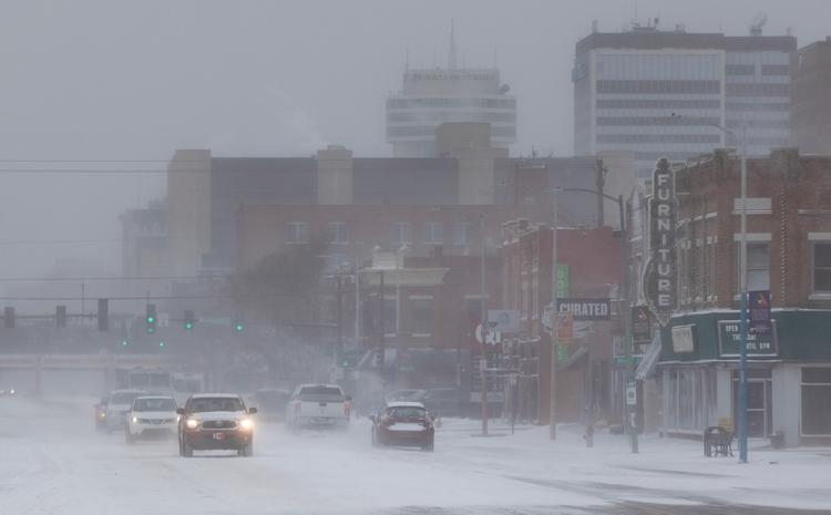 I Kansas kan der falde helt op til 38 centimeter sne, advarer USA's nationale vejrtjeneste. Her ses byen Wichita under et snevejr i 2022. Arkivfoto:  Travis Heying