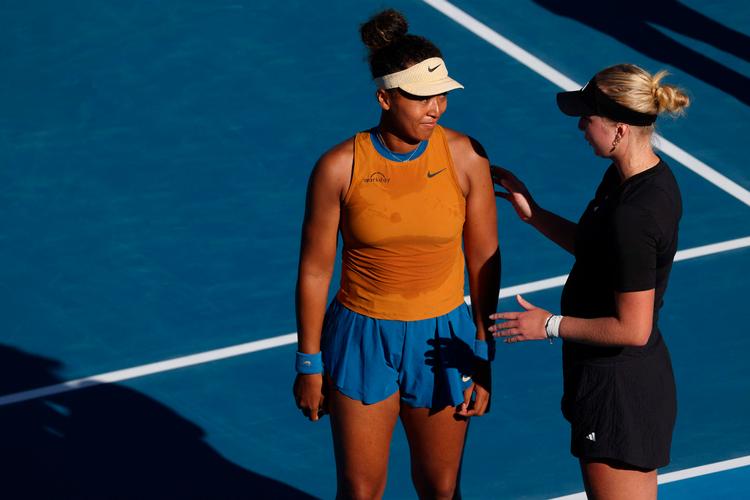 Naomi Osaka siger tak for kampen til Clara Tauson efter at have måttet trække sig med en skade ved begyndelsen af andet sæt. Foto: Michael Bradley/Ritzau Scanpix
