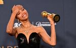 Zoe Saldana fejrer sin Golden Globe-statuette for bedste kvindelige birolle i 'Emilia Pérez', der slog danske 'Pigen med nålen' som bedste ikke-engelsksprogede film. Foto: Robyn Beck/Ritzau Scanpix
