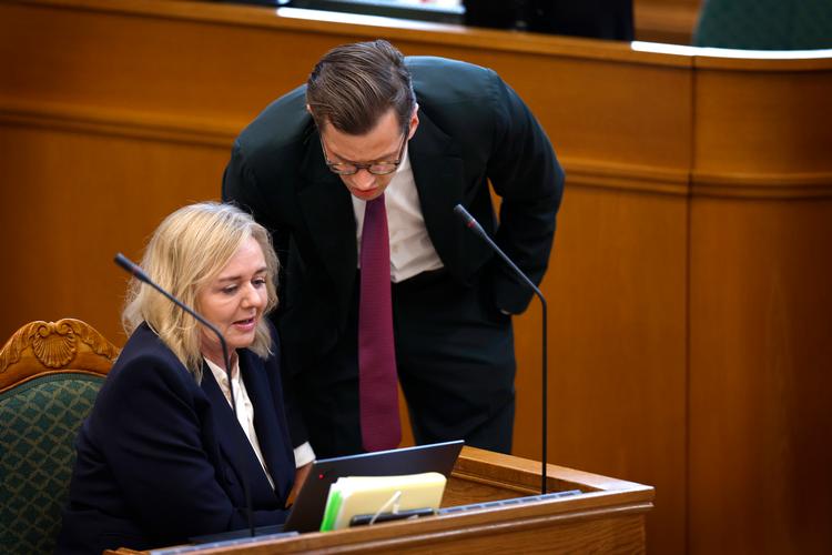 Konservative Folkepartis formand Mona Juul og Liberal Alliances partileder Alex Vanopslagh under afslutningsdebatten i Folketinget i maj sidste år.  Foto: Jens Dresling