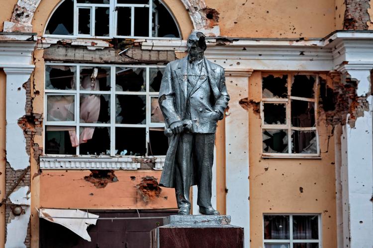 En beskadiget statue af Vladimir Lenin i Sudsja i den russiske Kursk-region, hvor Ukraines militær gør nye fremstød. Foto: Yan Dobronosov/Ritzau Scanpix