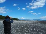 Hver gang Fuji træder frem, kan man i reglen også se et menneske, der fotograferer Japans højeste bjerg. Her fra den lange strand, der støder op til fyrretræsskoven, Miho No Matsubara.  Foto: Lauritz Korfix Schultz