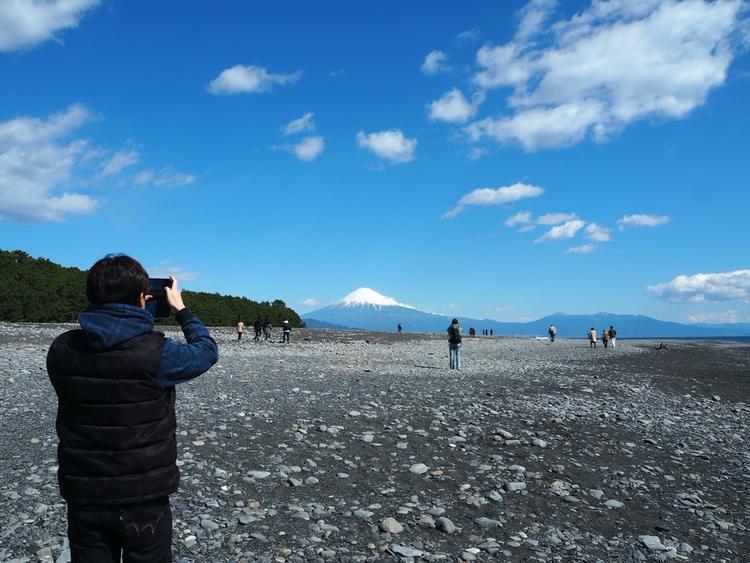 Hver gang Fuji træder frem, kan man i reglen også se et menneske, der fotograferer Japans højeste bjerg. Her fra den lange strand, der støder op til fyrretræsskoven, Miho No Matsubara.  Foto: Lauritz Korfix Schultz