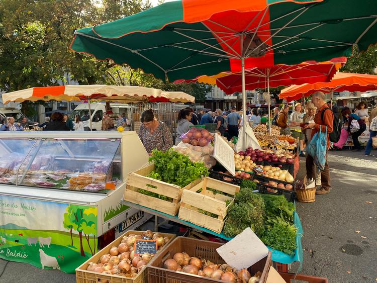 Der er travlhed, men ikke trængsel på markedet, hvor folk går rundt og nyder farver og dufte. 