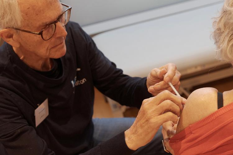 Poul Thim Lindeburg er 81 år og folkepensionist, men har arbejder 6-12 timer om ugen på Herlev og Gentofte Hospital. Han kan nemlig ikke lade være.  Foto: Miriam Dalsgaard