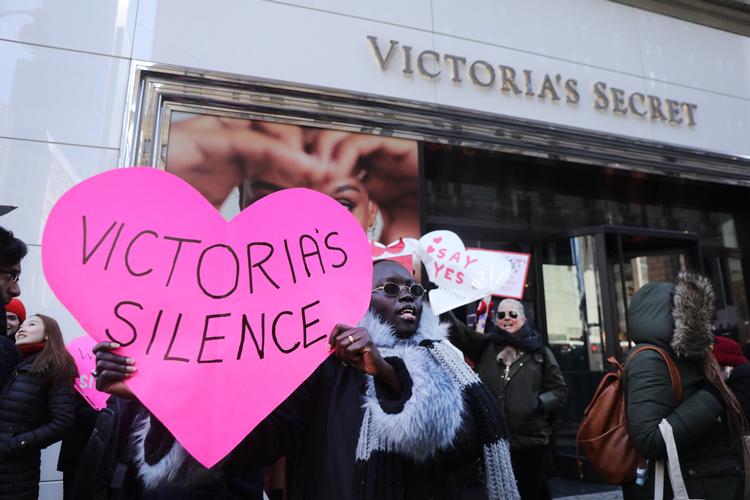 I 2020 brugte demonstranter deres valentinsdag foran Victoria's Secrets flagskibsbutik i New York. Både mænd og kvinder demonstrerede mod de seksuelle krænkelser og den misogyni, der prægede ledelsen i det globalt indflydelsesrige lingerifirma.  Foto: Spencer Platt/Getty Images