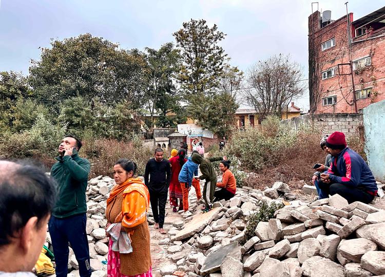 Folk samles udendørs i Katmandu efter det kraftige jordskælæv. Foto: Sunil Sharma/Ritzau Scanpix