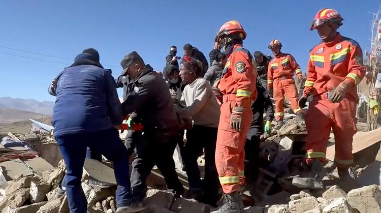 Redningsmandskab i Shigatse tilser ofre for jordskælvet i Tibet. 
 Foto: Tibet Fire and Rescue/Ritzau Scanpix
