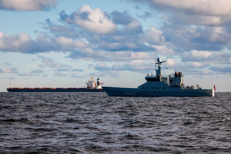 I flere uger lå det kinesiske fragtskib 'Yi Peng 3', der var mistænkt for at have forbindelse til et kabelbrud i Østersøen, for anker i Kattegat. Nu er det russiske skibe, der påkalder sig opmærksomhed i dansk farvand. Foto: Benny Kjølhede/Jyllands-Posten