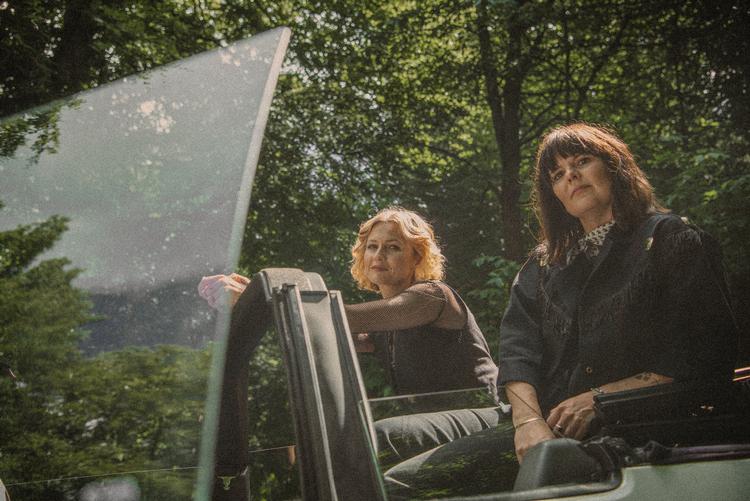 Bye Bye Brenda består af den tidligere Alphabeat-sanger Stine Bramsen (til venstre) og multiinstrumentalist Kajsa Vala.  Foto: Pr-foto