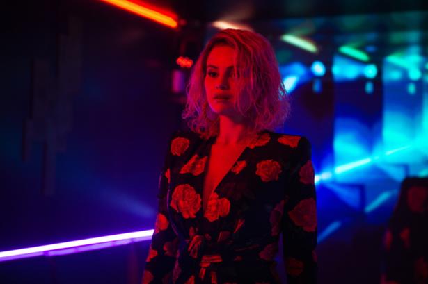 Selena Gomez tror, at hendes narkogangstermand er død, men i virkeligheden har han skiftet køn, og under sin nye identitet som Emilia Pérez tager hun kontakt for at være tæt på sine børn.  Foto: SF Studios