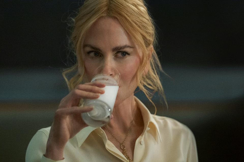 Det ser uskyldigt ud, når Nicole drikker et glas mælk, men den hvide væske er en del af et erotisk spil..  Foto: Scanbox