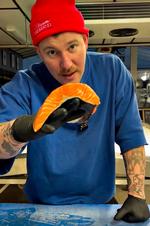 Min faglighed gør, at jeg ikke kan stå inde for at sælge opdrættet fisk, siger Jakob Clausen, indehaver af en fiskehandel, der har været i familiens eje i generationer. Foto: Privatfoto