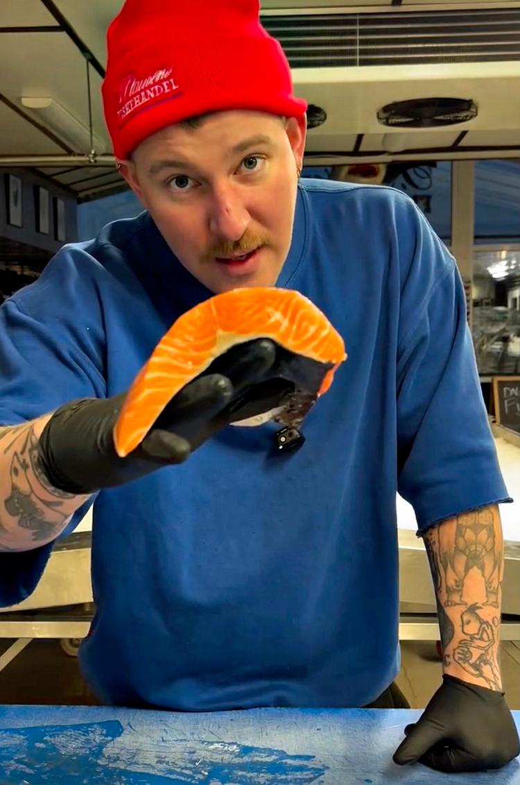 Min faglighed gør, at jeg ikke kan stå inde for at sælge opdrættet fisk, siger Jakob Clausen, indehaver af en fiskehandel, der har været i familiens eje i generationer. Foto: Privatfoto