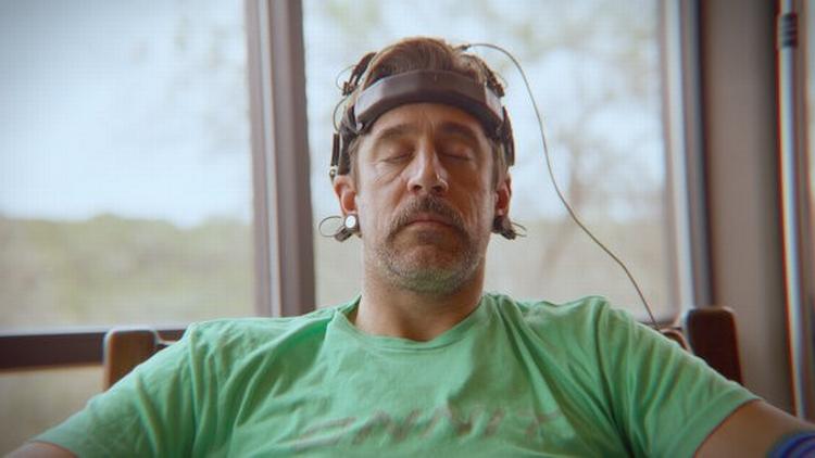 Den amerikanske fodboldstjerne Aaron Rodgers er en mand, der deler vandene. Netflix-dokumentaren 'Enigma' kommer bl.a bag om hans strid med sin familie og hans spirituelle søgen efter heling. Foto: Netflix