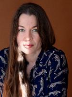 Anne-Helene Merkelsen (f. 1981) er uddannet journalist. ’Uden egentlig at ville det’ er hendes debut og den første bog i en planlagt trilogi. Foto: Les Kaner