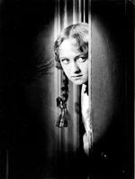 Carl Th. Dreyers oversete feministiske mesterværk 'Du skal ære din hustru' blev så populær i sin samtid, at instruktøren  blev inviteret til at indspille 'Jeanne d’Arc’ på fransk grund.  Filmen handler om en hustyran, der koster rundt med sin kone, indtil hans gamle barnepige sætter ham på plads.  Foto: Det Danske Filminstitut