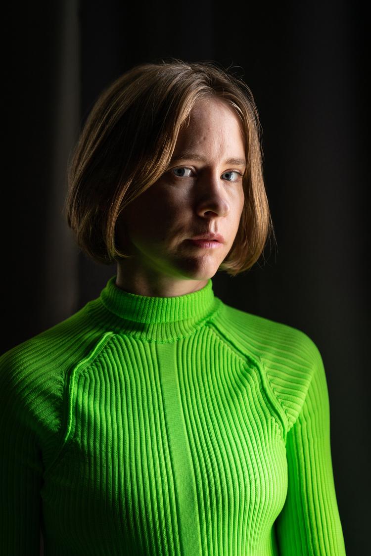 Amalie Smith (f. 1985) er forfatter og billedkunstner. Hun har gået på Forfatterskolen og Det Kongelige Danske Kunstakademi.  Foto: David Stjernholm