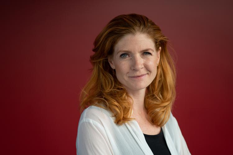 Nina Munch-Perrin er især kendt som vært på TV-Avisen. Hun var netop startet som erhvervsredaktør på Berlingske, da kongehuset ringede. Foto: Emil Agerskov