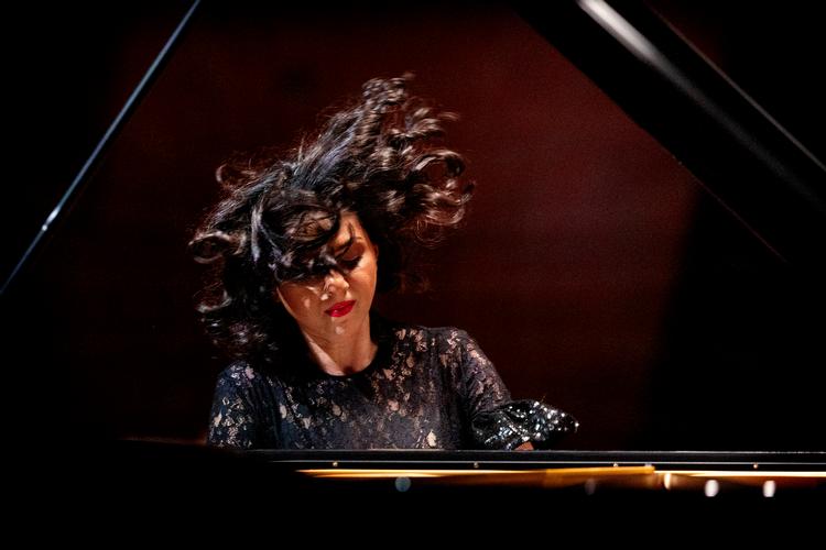 Georgiske Khatia Buniatishvili er et hot navn på den internationale klassiske musikscene. Torsdag spillede hun med DR’s symfoniorkester, som hun nu skal på turné med. Foto: Finn Frandsen