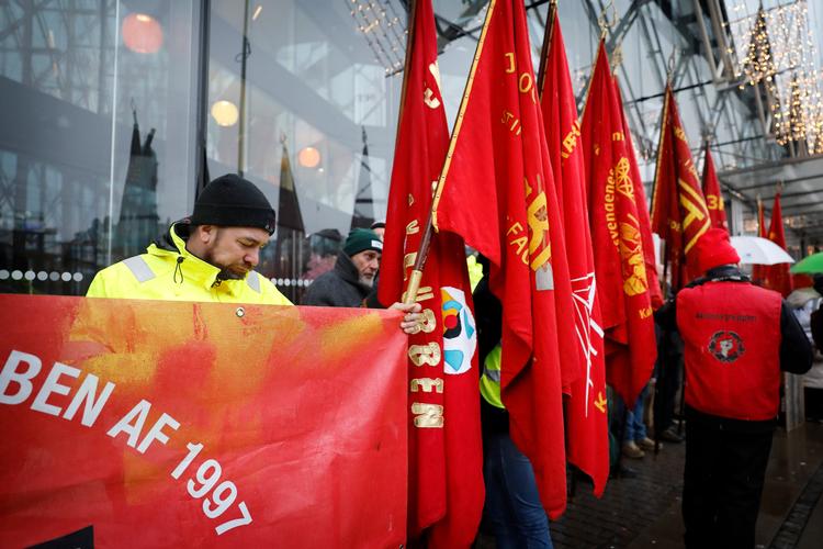 Forhandlingerne om løn og arbejdsvilkår begyndte for alvor mandag med røde faner foran Industriens Hus. Foto: Jens Dresling