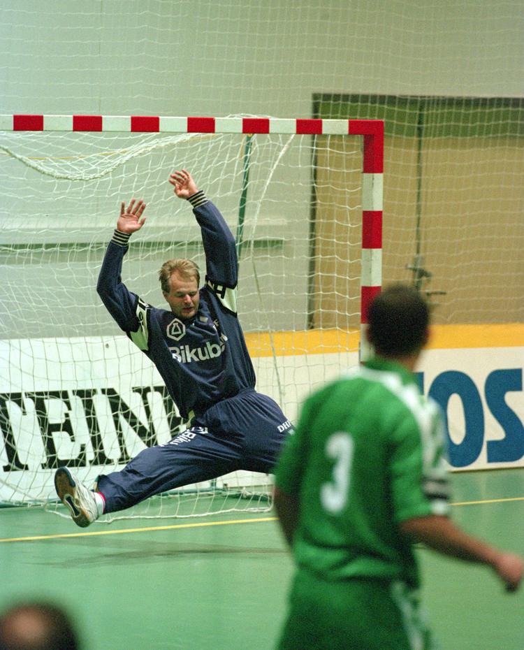Christian Stadil spræller forgæves i det danske mål, og Algeriet scorer endnu en gang. Det gjorde det nordafrikanske hold i alt 25 gange og vandt dermed sensationelt over Danmark. Foto: Lars Poulsen