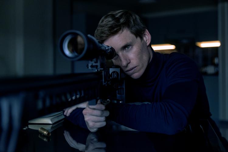 Eddie Redmayne er skarpskytten og forklædningskunstneren Sjakalen, som har problemer med MI6 og sin kone i Spanien. Foto: Sky/Showtime Foto: SkyShowtime
