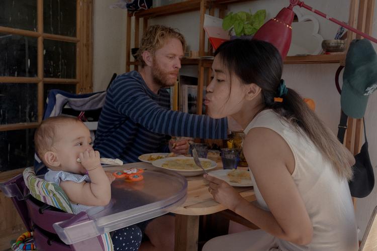 Martin Burlund og Nima Lama fik i januar datteren Stella. Tre måneder senere blev hun udvist. Nu har Udlændingestyrelsen ændret sin beslutning, og familien må alligevel bo i Danmark.  Foto: Signe Lægsgaard