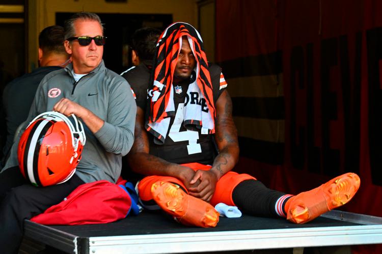 NFL-stjernen Deshaun Watson rev i oktober sin højre akillessene overi Cleveland Browns' kamp mod CIncinnati Bengals. Nu ser det ud til, at hans skadespause bliver noget længere, efter at han igen rev akillessenen over i forbindelse med sin genoptræning. Foto: Jason Miller/Ritzau Scanpix