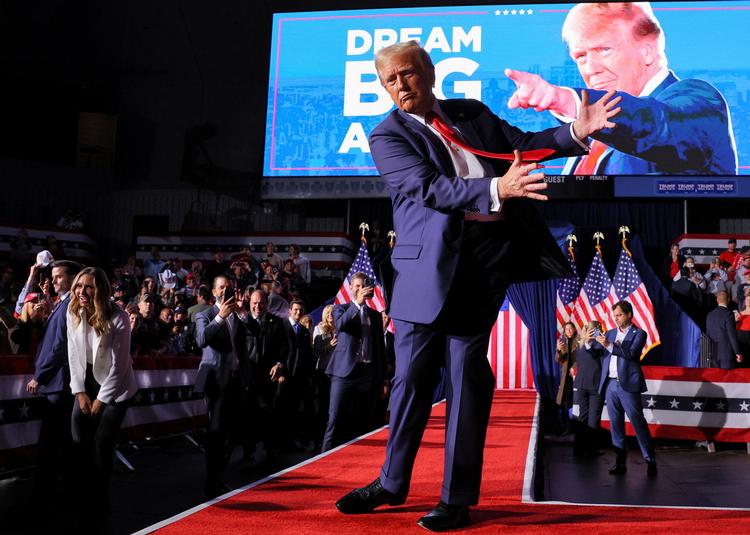 ’Drøm stort’ står der bag Donald Trump.  Nu drømmer Trump om at købe Grønland. Arkivfoto fra vælgermøde i Michigan. Foto: Brian Snyder/Ritzau Scanpix