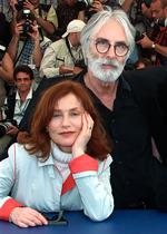 Isabelle Huppert og instruktør Michael Haneke i Cannes i 2001, hvor hun vandt for sin rolle i Hanekes ’Pianisten’.  Foto: Eric Gaillard/Ritzau Scanpix