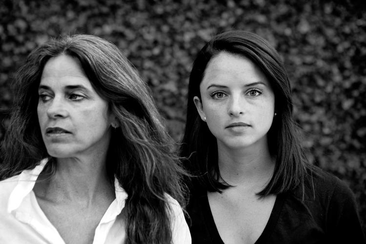 Den amerikanske fotograf Sally Mann (til venstre) sammen med datteren Virginia Mann, da de sammen besøgte København i 2008. Udstillingen ’Diaries of home’ åbnede 17. november i Texas og vises frem til 2. februar.  Foto: Sara Galbiati