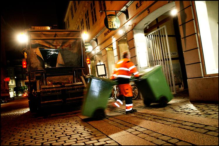 Skraldefolk kan ikke komme ind i baggårde og kældre og hente affald, når nyere låsesystemer sætter, blandt andet i dårligt vejr.    Foto: Casper Dalhoff