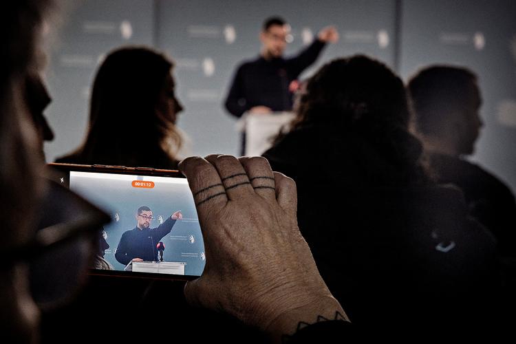 Verdenspressen var dukket op i Nuuk, da Grønlands regeringschef, Múte B. Egede, holdt pressemøde netop hjemvendt fra sit besøg i København. Foto: Martin Lehmann