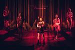 Elsker du eksperimenterende scenekunst, peaker dit 2025 måske allerede nu, når Det Frie Felts Festival 2025 skydes igang. Oplev blandt andet den rumænske forestilling Trauma Kink.
 Pr-foto:  Det Frie Felts Festival.