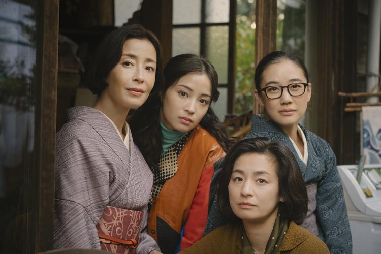 Fire søstre opdager deres fars utroskab. men er langtfra enige om, hvordan de skal reagere i stjerneinstruktørens Hirokazu Kore-edas Netflixserie. 
 Foto: Netflix