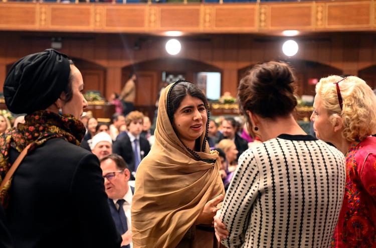 Kvinderetsaktivisten Malala Yousafzai var blandt deltagerne til weekendens topmøde om pigers uddannelse i muslimske lande. Malala sagde, at det var overvældende for hende at være tilbage i sit hjemland, Pakistan, hvor hun i 2012 blev hårdt såret ved et attentat begået af talebanere. Foto: -/Ritzau Scanpix