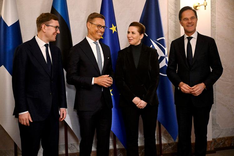 Mette Frederiksen er den eneste tilbageværende kvindelige regeringschef blandt Nato-landene i Østersø-regionen, så det var syv mandlige kolleger, hun mødtes med i Finland tirsdag. Foto: Antti Aimo-koivisto/Ritzau Scanpix