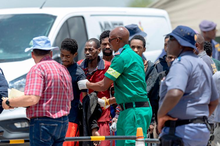 De overlevende minearbejdere er blevet anholdt og sigtet for ulovlig minedrift og indvandring, oplyser politiet i Sydafrika. Foto: Christian Velcich/Ritzau Scanpix