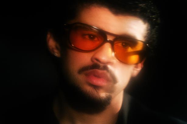 For Bad Bunny er det at synge på spansk helt essentielt. Hvorfor er hans kunstnernavn så på engelsk, kunne man spørge? Pas. Men det kommer sig af, at han som 6-årig blev tvunget til at klæde sig ud som påskeharen i skolen. Og blev fotograferet, mens han så rimelig sur ud. Deraf navnet Bad Bunny. Bad Bunny. Pr-foto: Dana Scruggs/Ritzau Scanpix