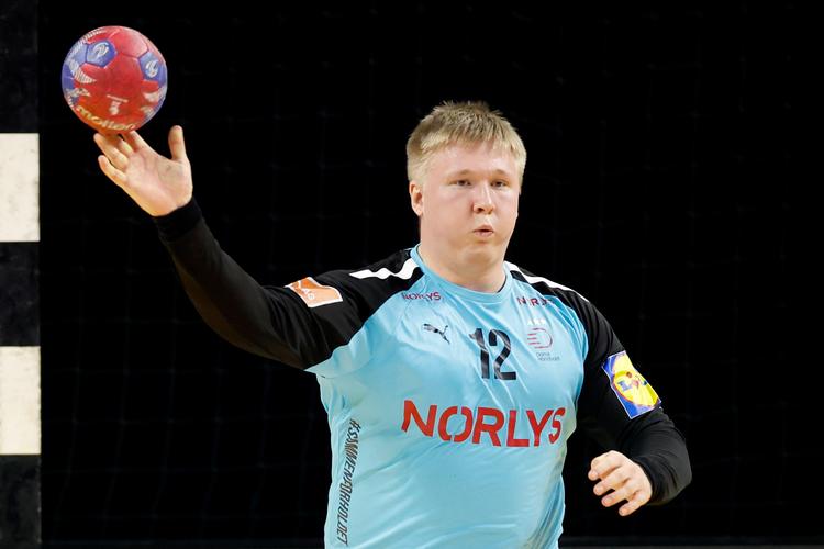  Emil Nielsen er en af verdens bedste målmænd, og det har sat gang i rygtestrømmen. De fleste rygter morer ham, men han finder det betænkeligt, når de udokumenterede historier kommer fra kilder med en vis autoritet i miljøet. Foto: Jens Dresling